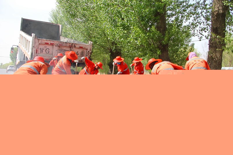 1588240822926025.jpg 专业化养护队修补油路(郑齐龙摄).jpg