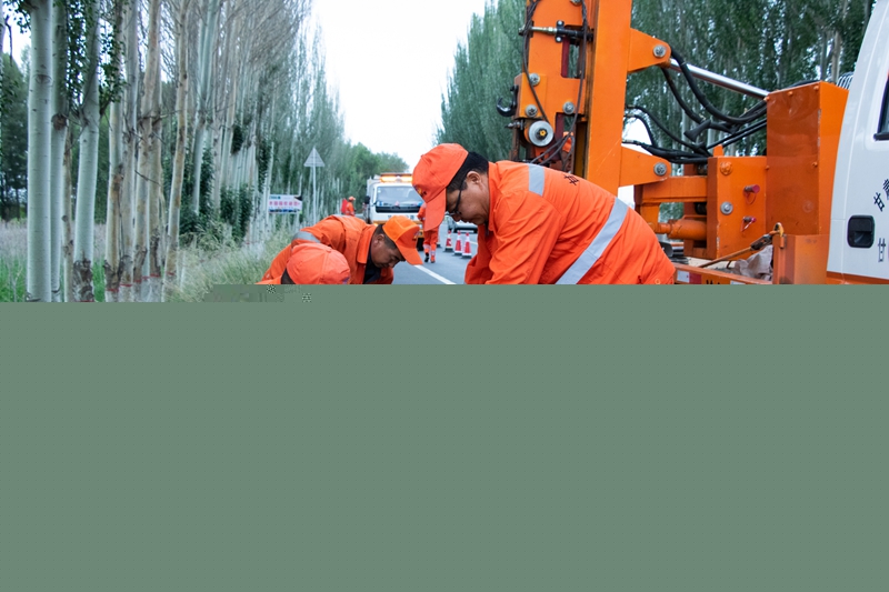 1595930463162010.jpg 养护职工维修校正波形防护栏.jpg