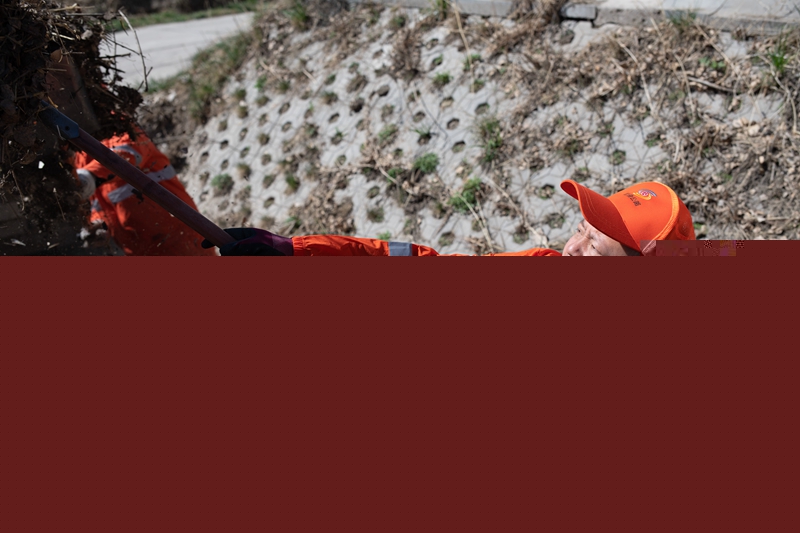 1620976550486966.jpg 张通文局长参与边沟清理工作(钟晓亮 摄).jpg