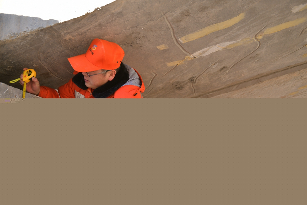 1616057010889568.jpg 青年职工在开展桥梁日常检查工作(摄影:薛文仲).JPG