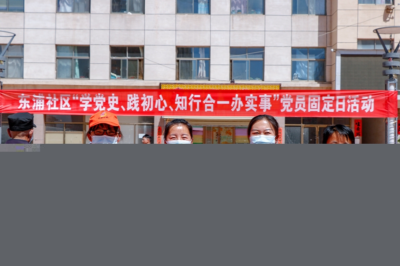 1622778371290373.jpg 参加社区主题党日活动(杨明月 摄).jpg