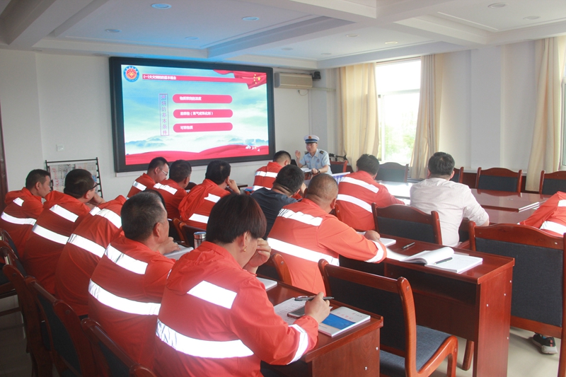 1591959121257143.jpg 应急中心开展消防安全培训.JPG