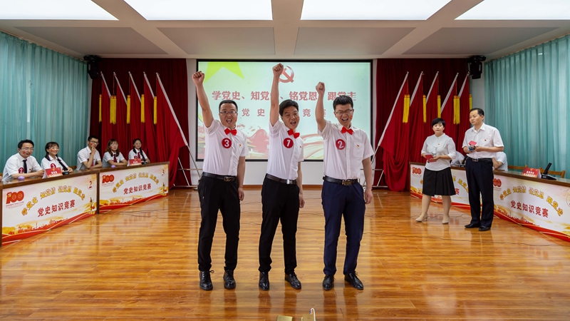 1622105861100303.jpg 喊着励志口号上场.jpg