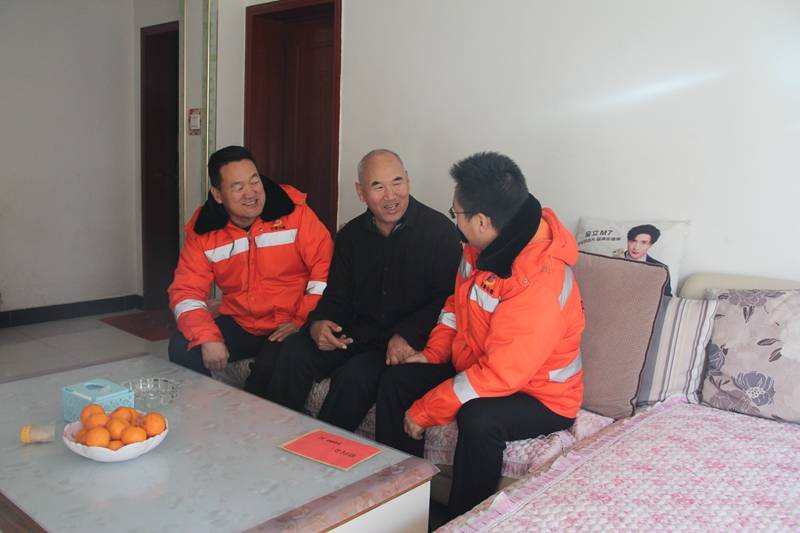 慰问退休职工丁汉林 白蓉摄.JPG