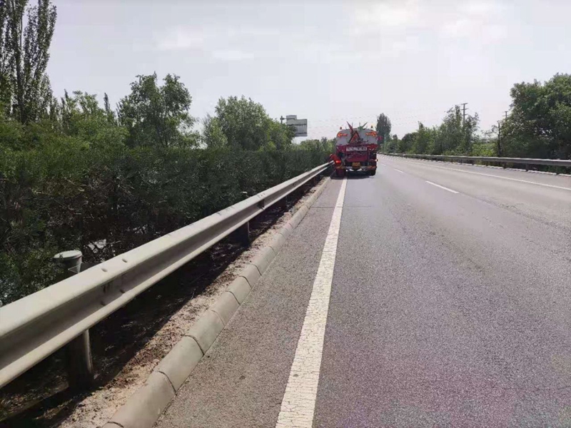 1623405032215964.jpg 对中分带绿化进行浇水管护.jpg