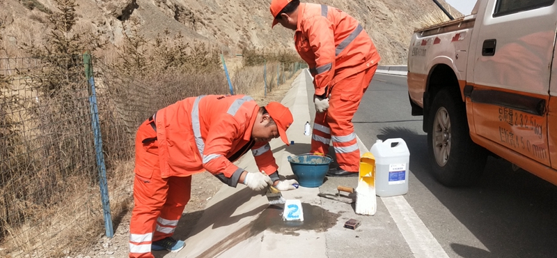 1617009625828546.jpg 换百米桩——杨万明摄.jpg