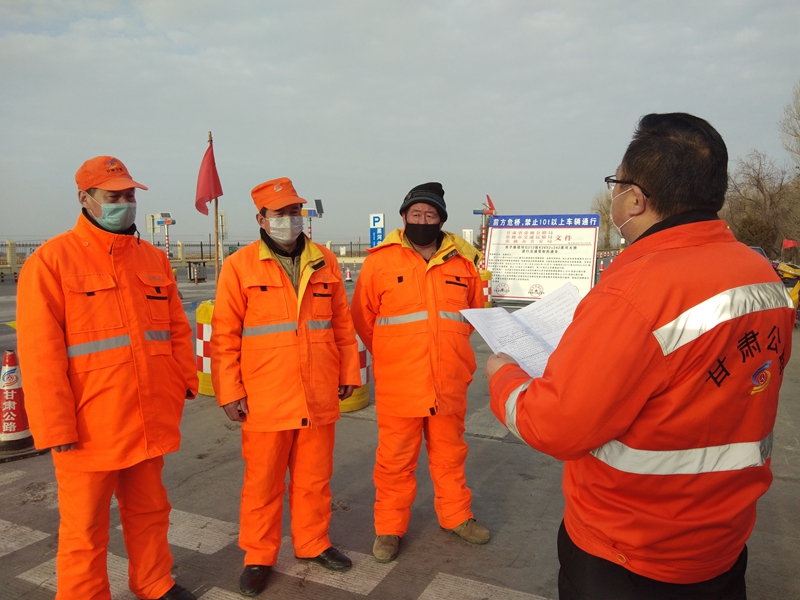 到养护生产工地开展国家安全宣传  唐俊 摄.jpg