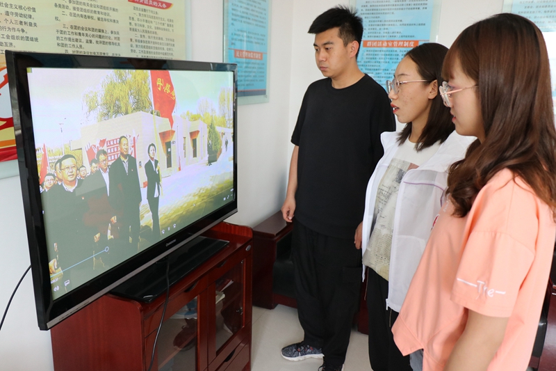 1624611970198286.jpg 通讯员们观看学习视频拍摄.JPG