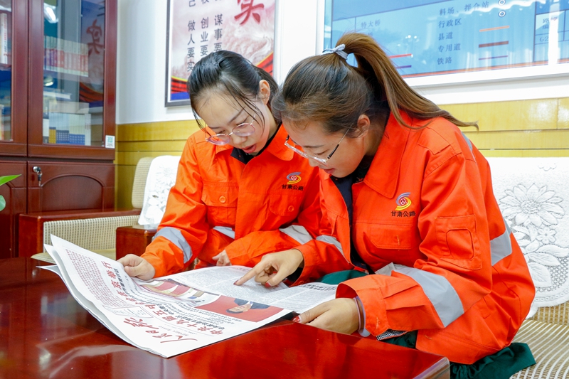 干部职工通过报纸学习会议精神（陈银国 摄）.jpg