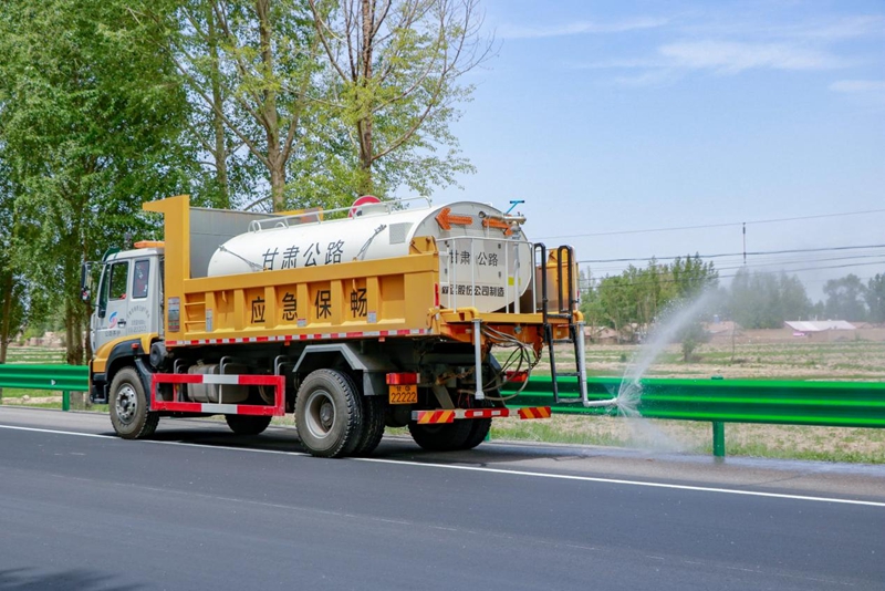 1621504912341061.jpg 改装的波形护栏清洗车.jpg