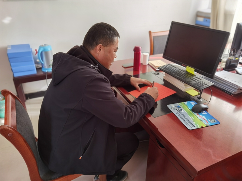 1604048964166382.jpg 签订倡议书1.jpg