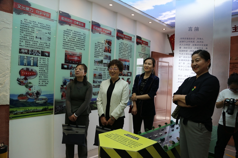 1591092664774052.jpg 检查组参观高养中心安全文化室.JPG