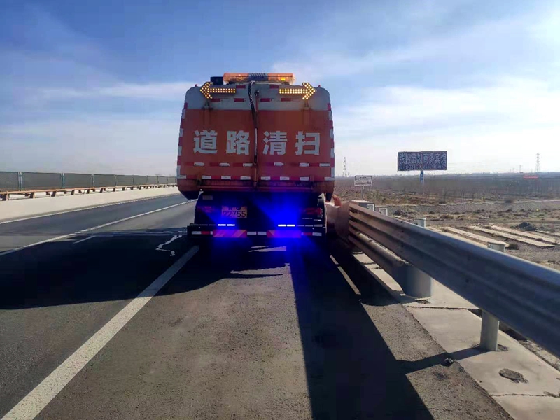 清扫车辆对道路进行清扫.jpg