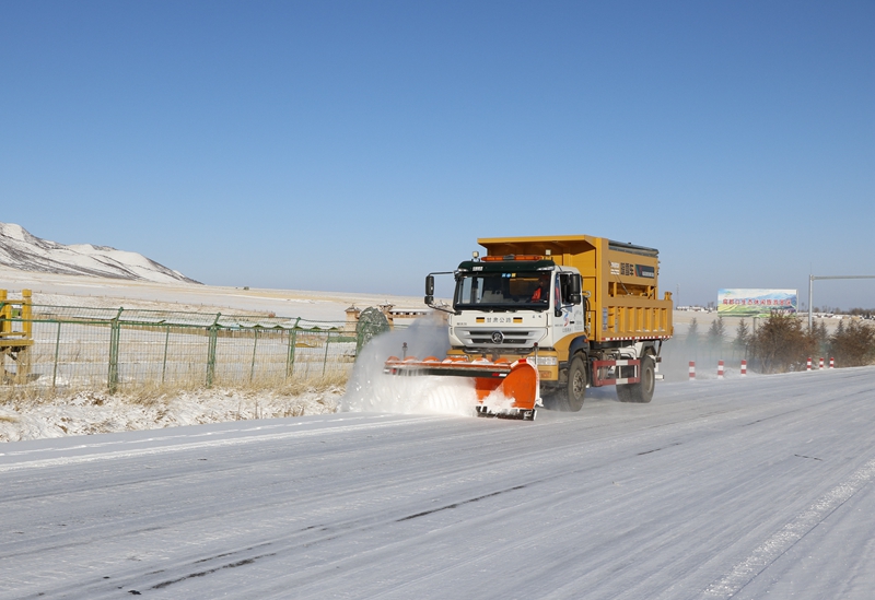 民乐公路段除雪车清除路肩积雪（陈银国 摄）_看图王.JPG