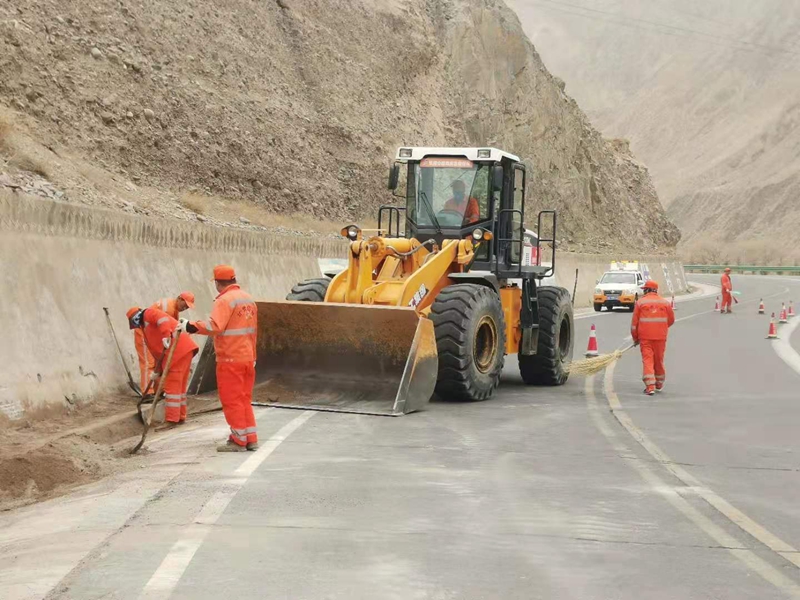 1617009633625575.jpg 装载机清理边沟——李文胜摄.jpg