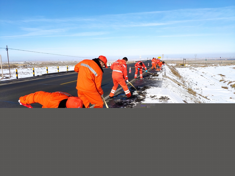 3  年轻职工打冰除雪奋战场面.jpg
