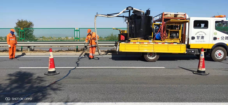 1571736263935823.jpg 路面灌缝.jpg