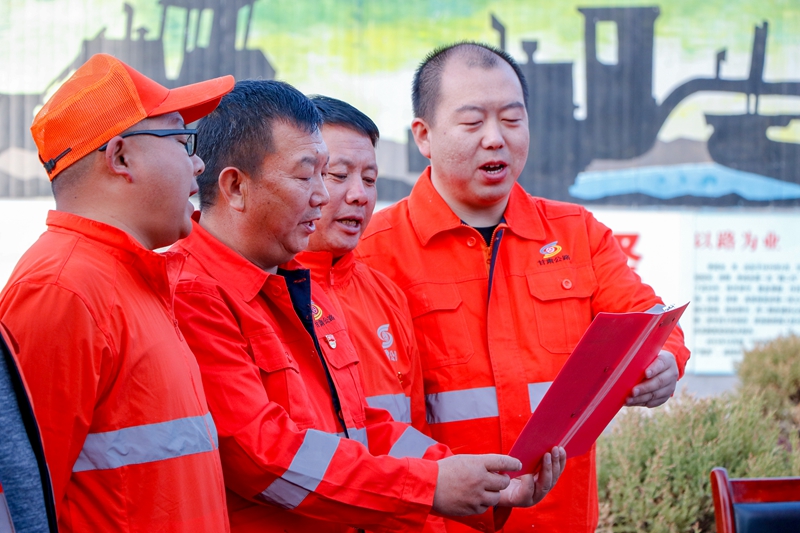 1621418557355495.jpg 合唱红色歌曲(陈银国 摄).jpg