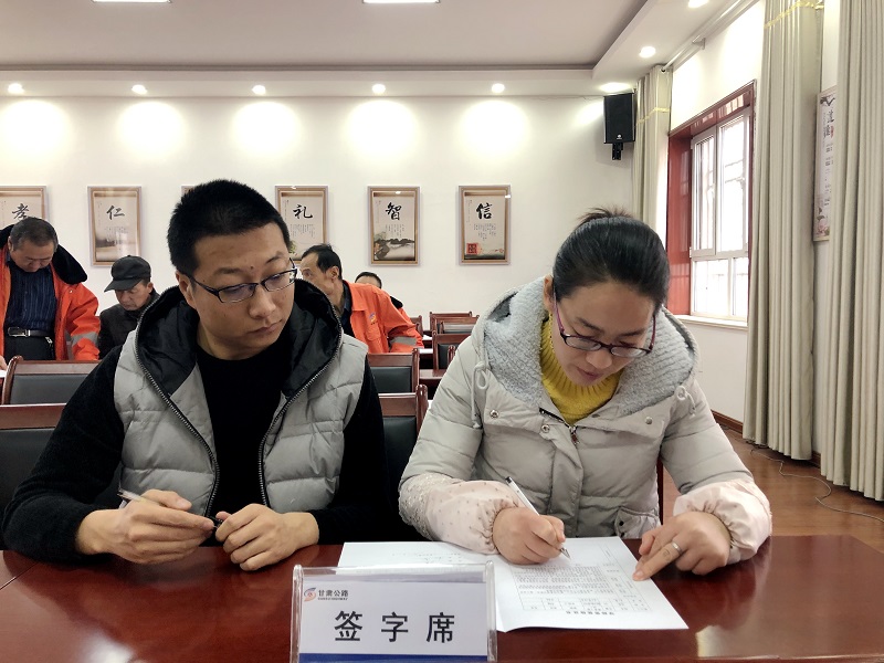 1579085182979773.jpg 2 师徒之间签订“导师带徒”协议.jpg