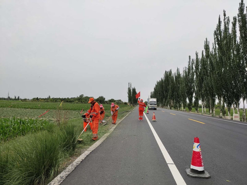 1592984228228262.jpg 修剪路肩高草陈丽蓉摄.jpg