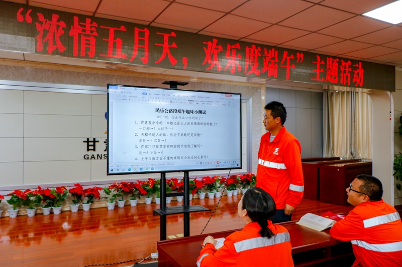 1623230853583106.jpg 职工参加趣味心理测试(杨明月 摄).jpg