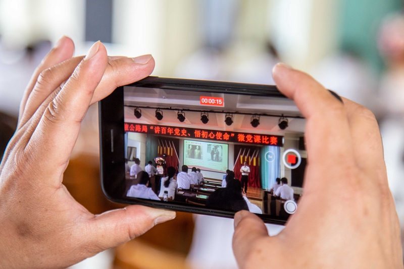 举办微党课比赛  张啸天 摄.jpg