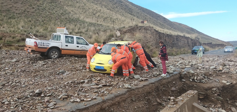 养护职工救助被困车辆其一   刘占鹰摄.jpg