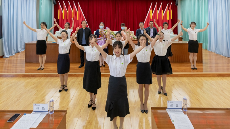 1588755583833168.jpg 青年们以别出心裁的方式致敬英雄.jpg