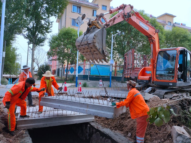 1591609775442636.jpg 盖板吊装张海元摄.jpg