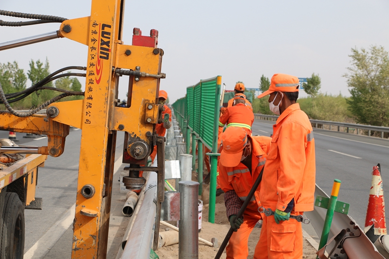 1588240806276524.jpg 维修损坏的波形护栏.jpg