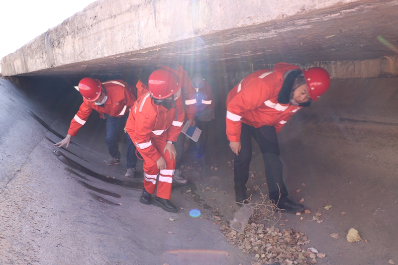 1612794626170796.jpg 检查桥涵(胡玲 摄).JPG