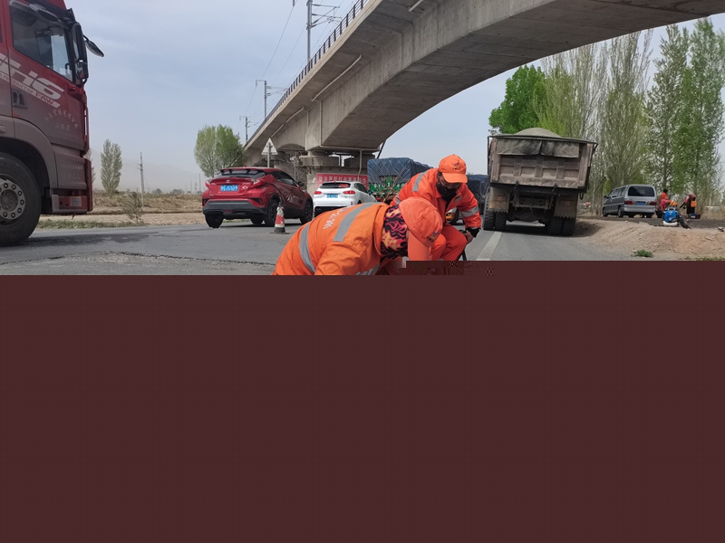 1619773755625513.jpg 技术人员正在黏贴立面贴.JPG