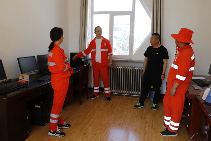 1623393701568487.jpg 检查养管站办公室用电安全情况(杨明月 摄).JPG