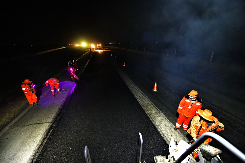 1622530037657679.jpg 沥青路面摊铺作业.jpg