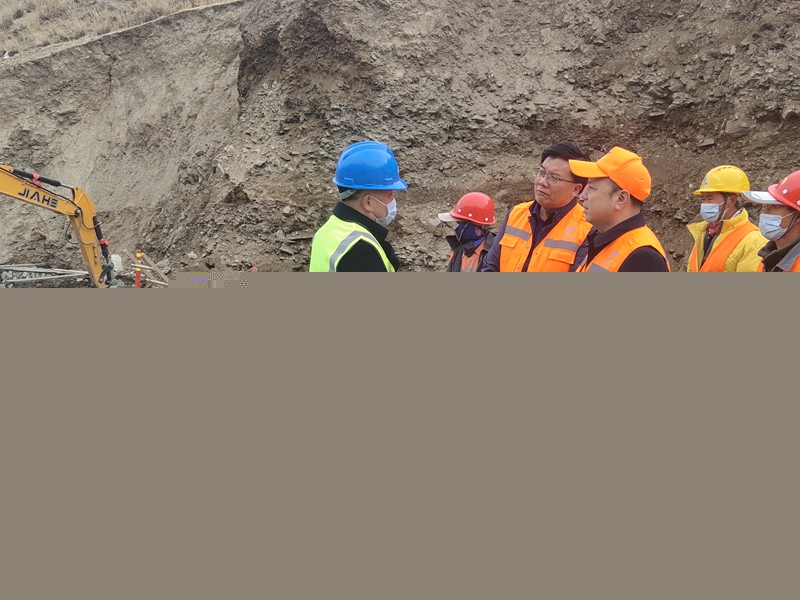 1587541782626641.jpg 在张掖市重点建设项目肃祁二级公路施工现场了解工程进展情况.jpg