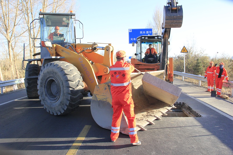 更换涵洞盖板（杨建荣 摄）.jpg