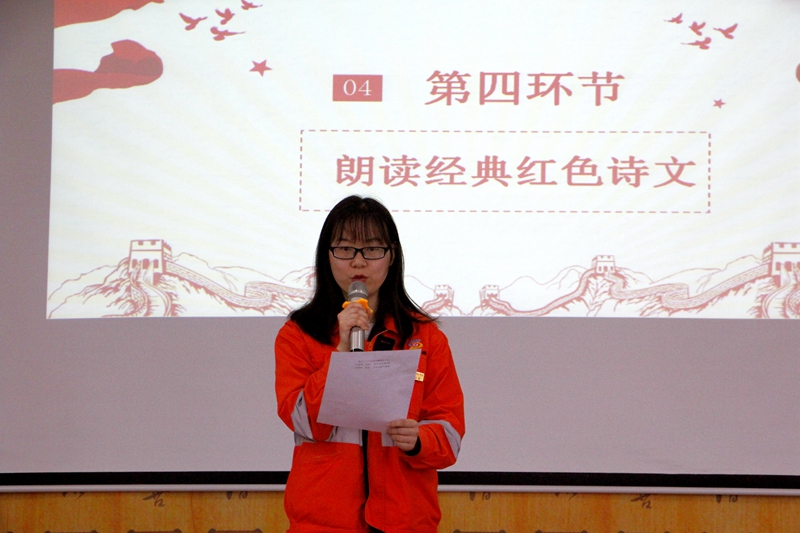 职工深情朗诵红色诗文（赵亮摄）.JPG