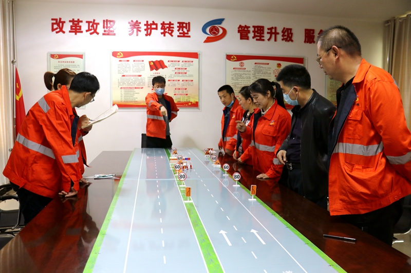 1616145483891421.jpg 安全员对布设完的作业区进行点评.JPG