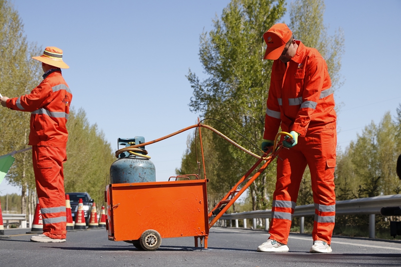 1620467109703323.jpg 创新灌缝器具正在作业(陈银国 摄).JPG