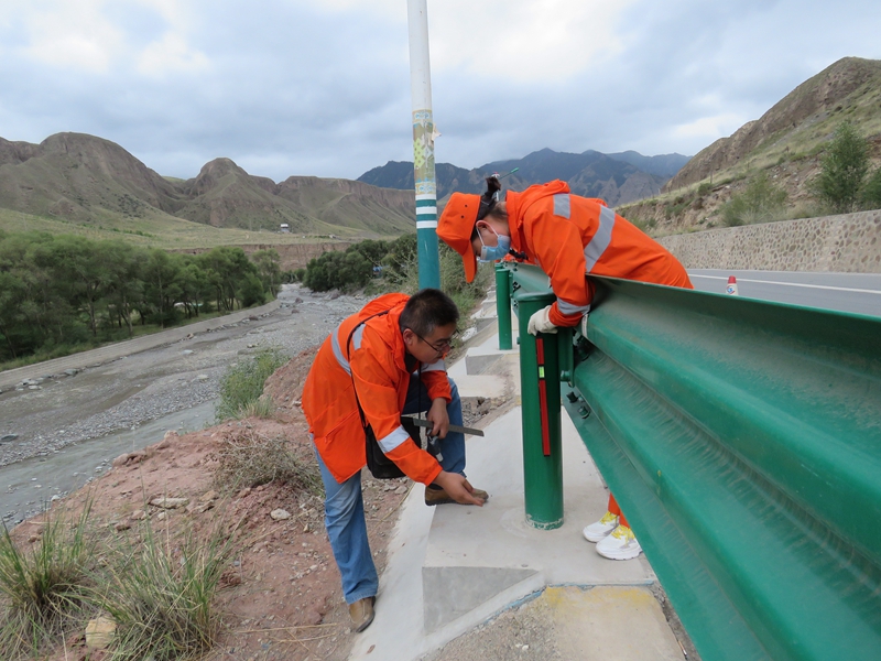 1599552147908146.jpg 波形梁立柱竖直度检测.JPG