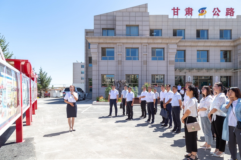 3 实地观摩民乐段党建阵地建设.jpg