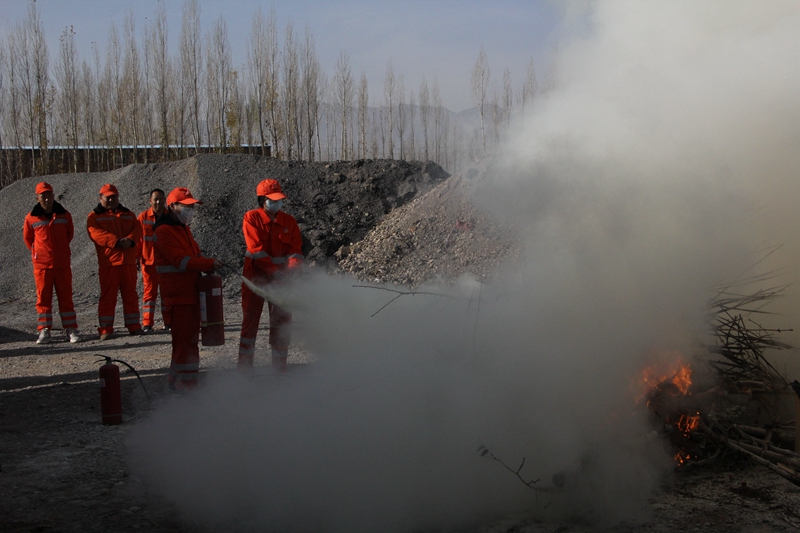 1604569302498134.jpg 职工进行灭火实操.JPG