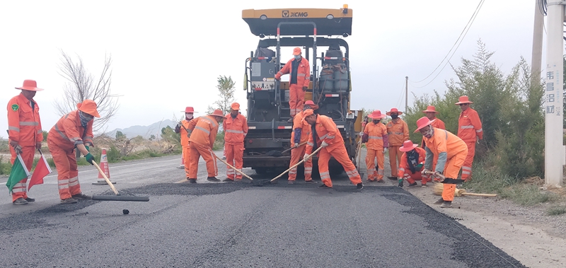 1620898778345961.jpg 安全员现场引导作业.jpg