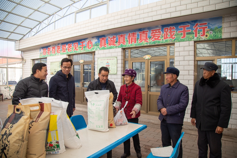 1579595818901056.jpg 慰问日间照料中心老人.jpg