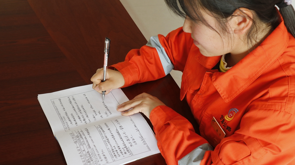 1616057018415583.jpg 青年职工填写下一线工作记录(摄影:薛文仲).JPG