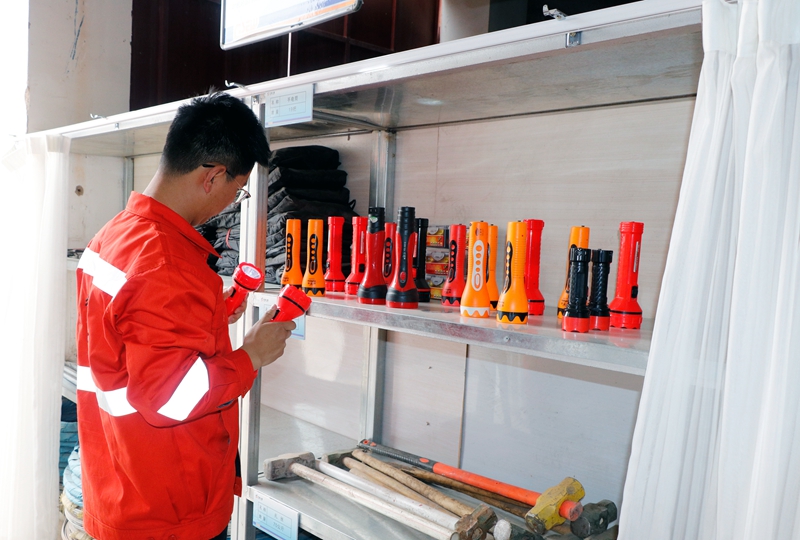 1589529751706177.jpg 检查各类应急物资.JPG