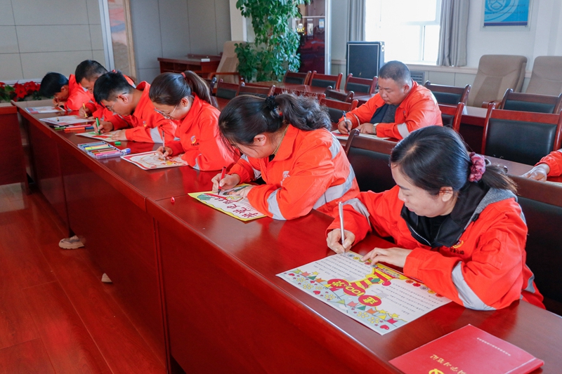 1622778348725222.jpg 党员绘制手抄报(杨明月 摄).JPG