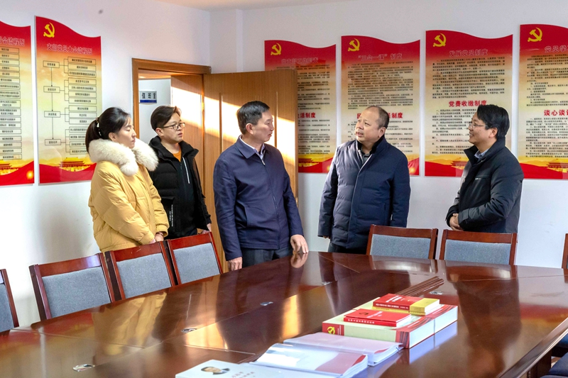 1610099475985522.jpg 3.实地察看离退休职工党员活动室.jpg