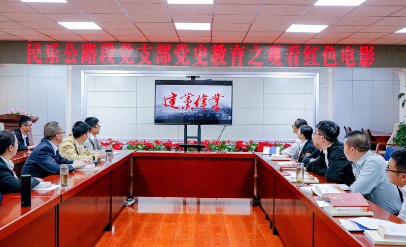 观看《建党伟业》（杨明月 摄）.JPG