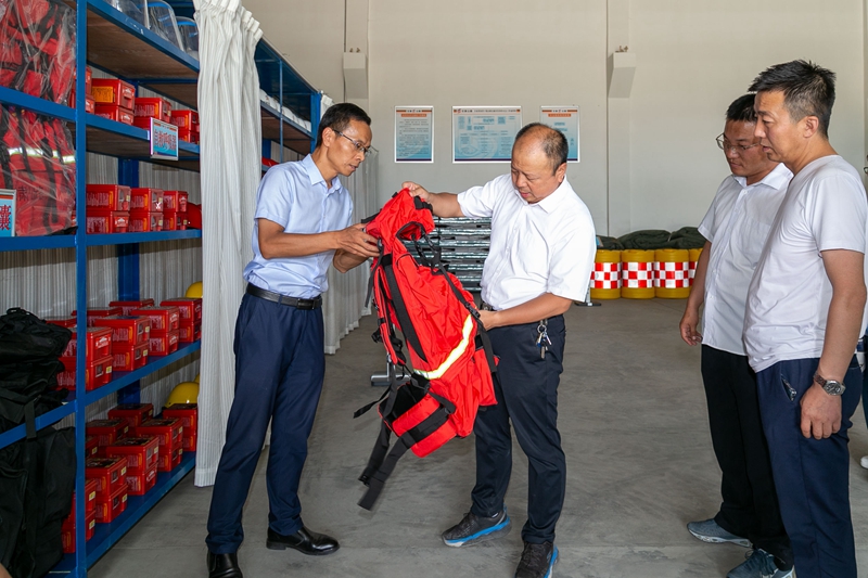 1628081153377263.jpg 查看甘州养护工区应急物资储备情况.jpg